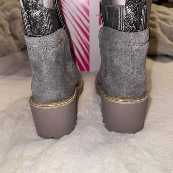 NWT  CORKYS “ Basic “Gray Suede Ankle Boots/ Booties - Picture 9 of 10